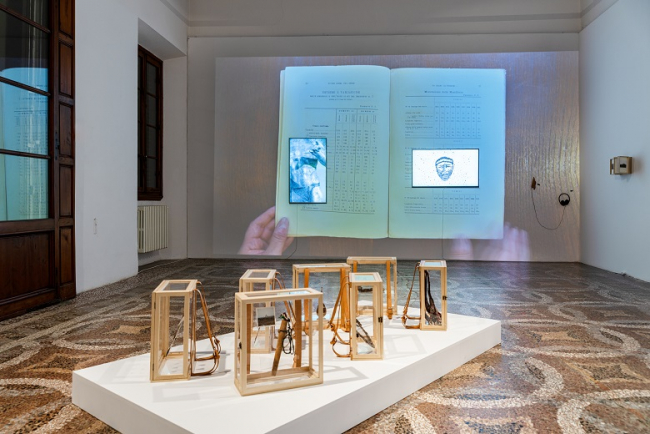 Gabriela Acha, Spazio espositivo mobile, 2020 (davanti), Marcela Moraga, The Man of Stone and Other Treasures, 2020 (dietro) — Cortesía de Villa Romana