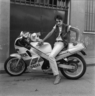 Alberto García Alix, El argentino y su Yamaha 1000, 1989. Cortesía del artista.