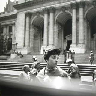 Vivian Maier, Biblioteca Pública de Nueva York, Ca.1952 © Vivian Maier/Maloof Collection, Cortesía Howard Greenberg Gallery, Nueva York