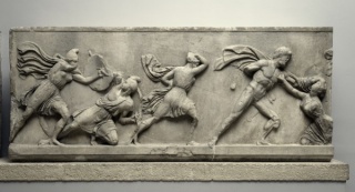 Una de las Siete maravillas del Mundo Antiguo. Friso en una losa que muestra a los griegos luchando contra las mujeres Amazonas, c. 350 a. C. Mármol del mausoleo de Halicarnaso, actual Bodrum (Turquía). © The Trustees of the British Museum (2016)