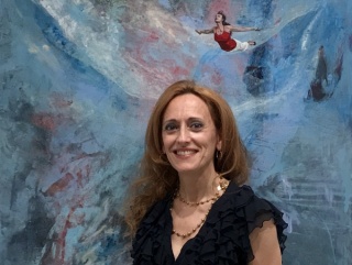 Marinela Fontoira ante una de sus obras que funde paisaje abstracto con una figura realista
