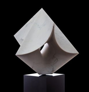 Cubo 1 Mármol blanco estatuario Carrara. 197x 71 x 81 cm. 2016