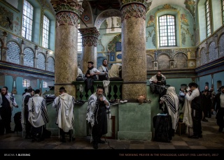 A oração da manhã na sinagoga, Lancut (Yid. Lantsut), 2017