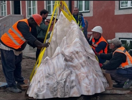 Mounting process of Cristina Ataíde's new Montanha, 2025 for MACAM opening