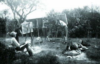 Rescostado Marechal, sentado a la izq. Morera, de pie frente a caballetes Badi, Forner y Butler, Sanary, 1930. ANBA