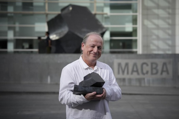 Foto: el ganador del Premio Fundación MACBA, Ibon Aranberri. Créditos: Ferran Nadeu