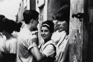 Xavier Miserachs, Fiestas de Gràcia, Barcelona, 1964. Serie: Barcelona Blanc i Negre, ca. 1964 Colección MACBA. Fundación MACBA. Donación Agrolimen