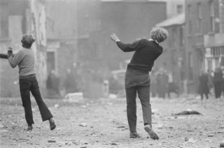 Gilles Caron. Manifestantes católicos, Batalla de Bogside, Derry, Irlanda del Norte, agosto 1969. © Gilles Caron / Fondation Gilles Caron / Gamma Rapho