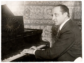 Gerardo Matos Rodríguez. Montevideo. Década de 1930. (Foto: Archivo Matos Rodríguez. Autor: s/d.).