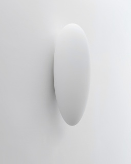 Tarik Kiswanson, Nest, 2020-2024. Fiberglass, resin, paint, 270 x 100 x 100 cm. Photo © Vinciane Lebrun — Cortesía de carlier | gebauer