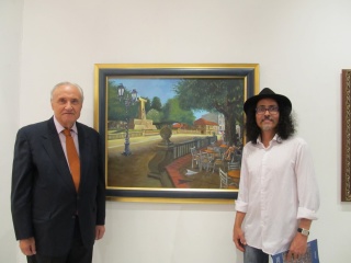 El delegado de la Xunta, José Ramón Ónega, y el pintor Carlos Santos, ante una de las obras de la muestra — Cortesía de Casa de Galicia