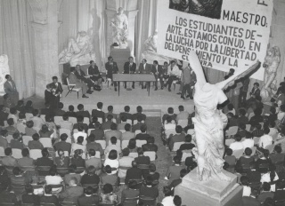 Autor no identificado Durante una conferencia a alumnos de la Academia de San Carlos,  Ciudad de México, ca. 1965
