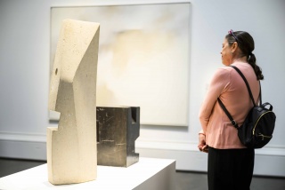 Una mujer contempla dos escultoras de Jorge Oteiza. Fotografía : Guy Rogers III