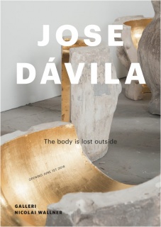 José Dávila. The body is lost outside
