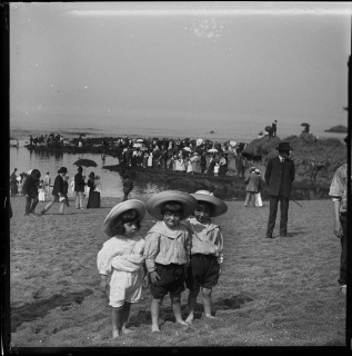 PT/CPF/AMB/0001/000048 - Fundo Alberto Marçal Brandão , Foz do Douro: crianças na praia],1900-1919