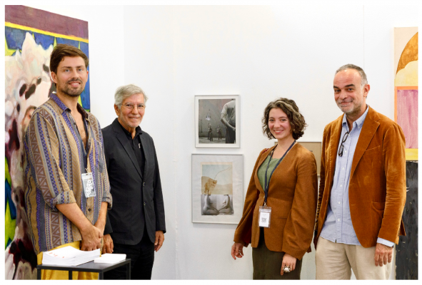 Director de la galería PLATO; Diogo Ramalho, Mariana Rebola con Joaquín Diez-Cascón y Benoît Doche de Laquintane — Imagen cortesía de Swab Barcelona