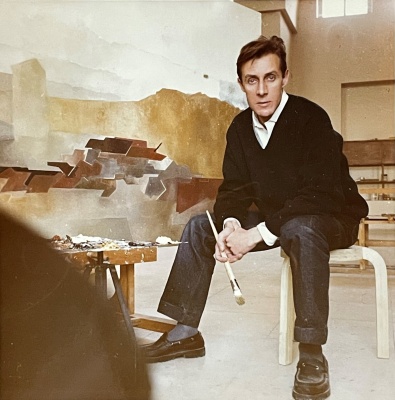 Jesús de la Sota pintando en su estudio, c.1958