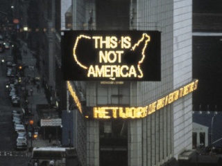 Alfredo Jaar, A Logo for America, 1987. Fotografía cortesía del artista y Galerie Lelong, Nueva York