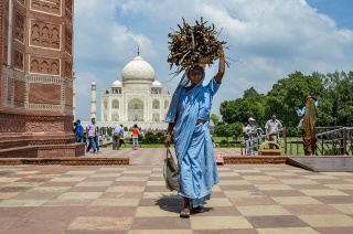 Mujer trabajadora en el Taj Mahal