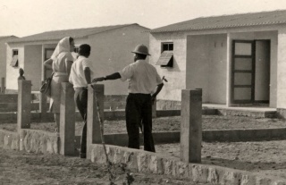 A Arquiteta Antonieta Jacinto no Bairro de Pescadores, Cacuaco, Angola, 1959. © Família Silva Dias — Cortesía del Centro Cultural Belém