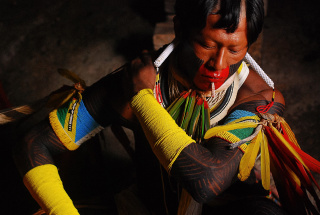 Foto de Guta Galli, O Guerreiro (Série Mehrere Mex – Gente que estende sua beleza). Índios Kayapó da Vila de Kriny (PA). Coleção da artista, 2009 — Cortesía del Museu Afro Brasil