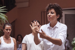 Francisca Benitez, Son en Señas, 2015. Vista de la performance. La Habana Bienal. Foto de Mariella Sola. Cortesía de la artista