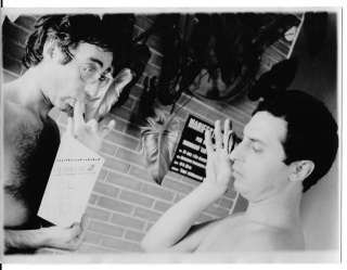 Luis Escribano / Luis y Ramón leyendo el Manifest del FAGC, 1976 — Cortesía del IVAM