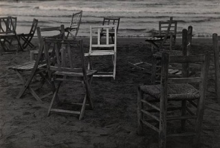 Gabriel Cualladó. Sillas en la playa. La Malvarrosa, Valencia, c.a. 1956