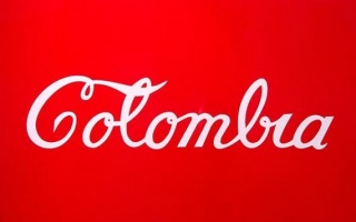 Antonio Caro, Colombia Coca-Cola, 2007, Peinture émaillée sur laiton, dimensions: 104 x 146 x 4.8 cm, Collection Musée d’Antioquia, Medellín, Colombie – Copyright musée d’Antioquia