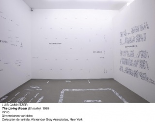 Luis Camnitzer, The Living Room, 1969. Vinilo. Colección del artista. Alexander Gray Associates, Nueva York – Cortesía del Museo Nacional Centro de Arte Reina Sofía