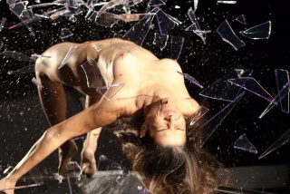 Video frame from Antonia Wright’s Un cuadro del video “Suddenly We Jumped,” 2013, por Antonia Wright, en visto en “Relational Undercurrents”. Cortesía de Museum of Latin American Art, Long Beach CA.