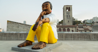 The Leonard Peltier Statue by Rigo 23 at the San Francisco Art Institute, 2020. Photo by Alex Peterson. — Cortesía del San Francisco Art Institute (SFAI)
