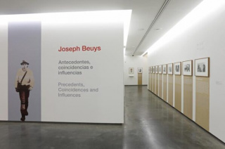 Imagen de la exposición Joseph Beuys: Antecedentes, coincidencias e influencias.