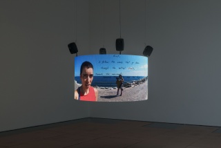 Claudia Pagès, Gerundi Circular, 2021, Pantallas LED, estructura de hierro, video 15' con sonido y color, 152 Ø x 85 cm