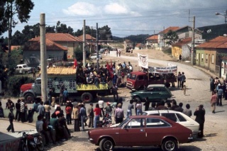Alexandre Alves Costa, View of popular protest for house occupation rights. Ca. 1975