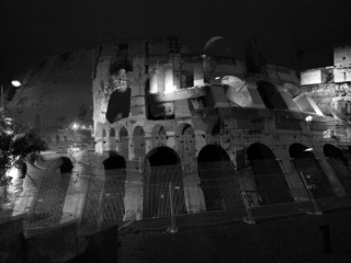 Paseo nocturno alrededor del Coliseo