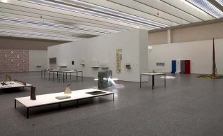 Vista de sala de la exposición. El arte sucede. Origen de las prácticas conceptuales en España (1965-1980), 2005