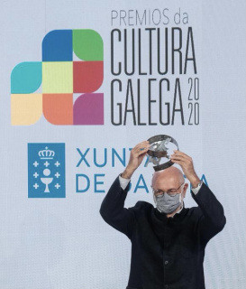 Xurxo Lobato, Premio de Artes Plásticas 2020 de la Xunta de Galicia, recibiendo el premio — Cortesía del artista
