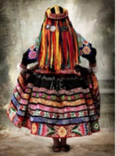 MARIO TESTINO, Traje tradicional femenino de la provincia de Espinar, Cusco, Perú, 2007. Fotografía. Digital C -Type Print, 180 x 135 cm