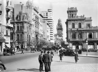 Avenida 18 de Julio, esquina Río Negro. Al fondo: Palacio Salvo. Año 1935. (Foto: 06510FMHGE.CDF.IMO.UY - Autor: S.d./IMO).