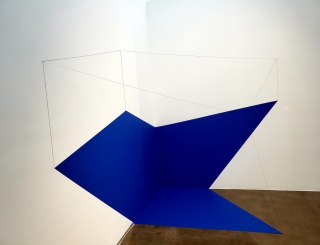 Lydia Okumura, Untitled I. First realized at Medellín Biennial, Colombia, 1981. Acrylic paint, painted aluminum, and cotton string, 78 × 90 × 48 in. — Cortesía de Atchugarry Art Center