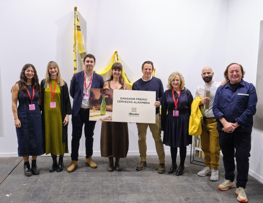 Agustina Bornhoffer (Asistente de dirección), Elisa Montesinos y Amalio Vanaclocha (Directores de Vangar) y Lara Ordóñez (Artista) con el jurado, Alvaro Trujillo, Alicia Ventura, Guillermo Mora y Tomás Alia — Imagen cortesía de Cervezas Alhambra