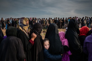 Ivor Prickett. Civiles agotados, hambrientos y sedientos esperan en fila por comida y agua en el barrio de Mamun de Mosul, 2014–2017 © ANDRÉS DURÁN, VEGAP, MADRID, 2017 – Cortesía de PHotoEspaña