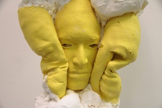 Javier Chozas, Moody Aroody, espuma de poliuretano, silicona, metal, máscara de vinilo, residuos y pintura plástica, 153 x 38 x 40 cm. 2017