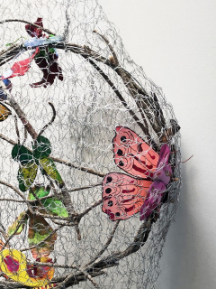 Casa de mariposas, escultura en papel y red metálica
