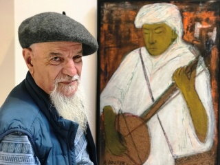 El artista Abdallah Aourik con una de sus obras