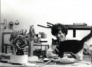 Feliza Bursztyn in her studio in Bogotá, ca. 1980. Courtesy Estate of Feliza Bursztyn. Photo by Raphael Moure.