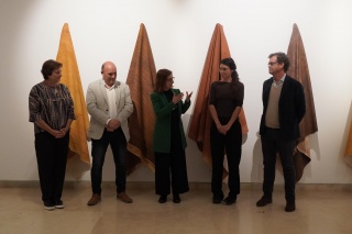 Presentación de la exposición "brillo abrigo" de Irene Grau — Cortesía del Museo de Altamira