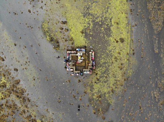 Cooking Sections, CLIMAVORE: On Tidal Zones. View of the intertidal table installation. Isles of Skye and Raasay. Photo: Colin Hattersley — Imagen cortesía del Centro Botín