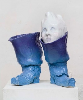 Blu Boot Hose, 2019.  Cerámica glaceada. 52 x 50 x 36.50 cm. Emiliano Maggi. Cortesía de Operativa Arte Contemporánea